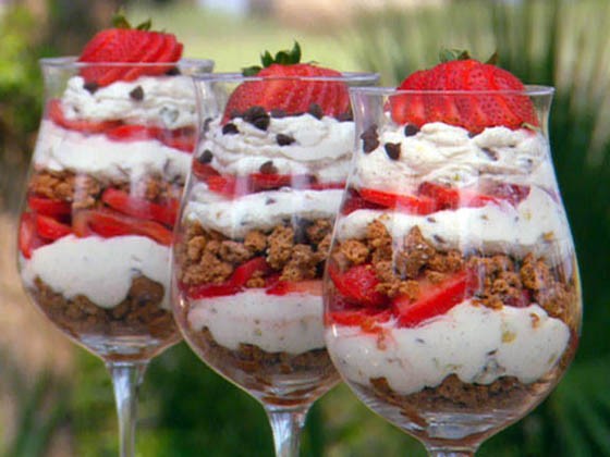 Teacup-Parfait-1-Working-560x474 [Anime Culture Monday] Anime Recipes! Teacup Parfaits & Strawberry Parfaits from Working!!