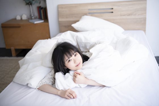東山奈央最新アーティスト写真（web）-560x373 Nao Toyama to Release Mini Concept Album on the Theme of “Rest and Healing” on May 12!